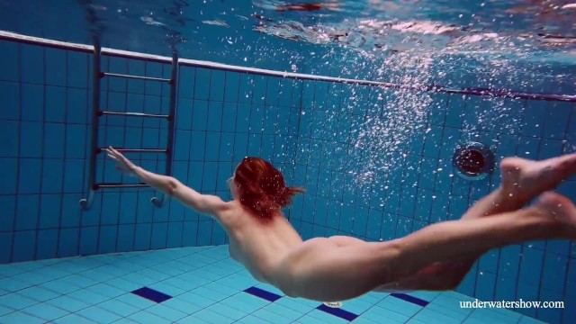 Страстная девка купается в бассейне голой сверкая вагиной