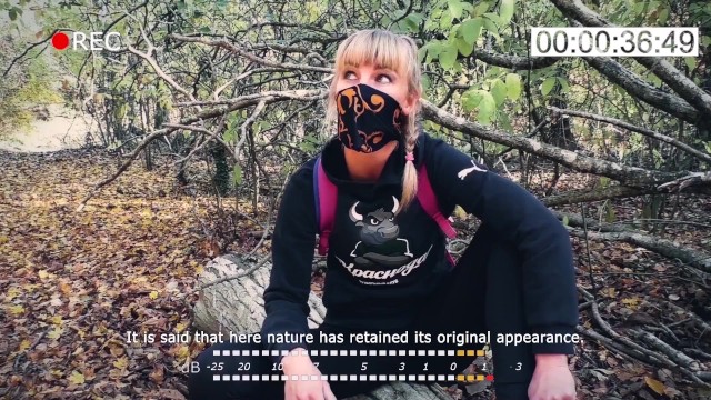 Русская красавица прогуливалась по лесу и начала мастурбировать